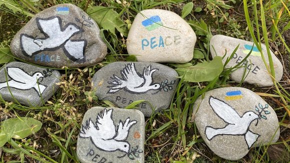 Steine mit Friedenssymbolen