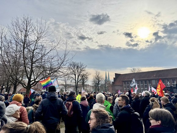 Menschen demonstrieren in Lübeck 