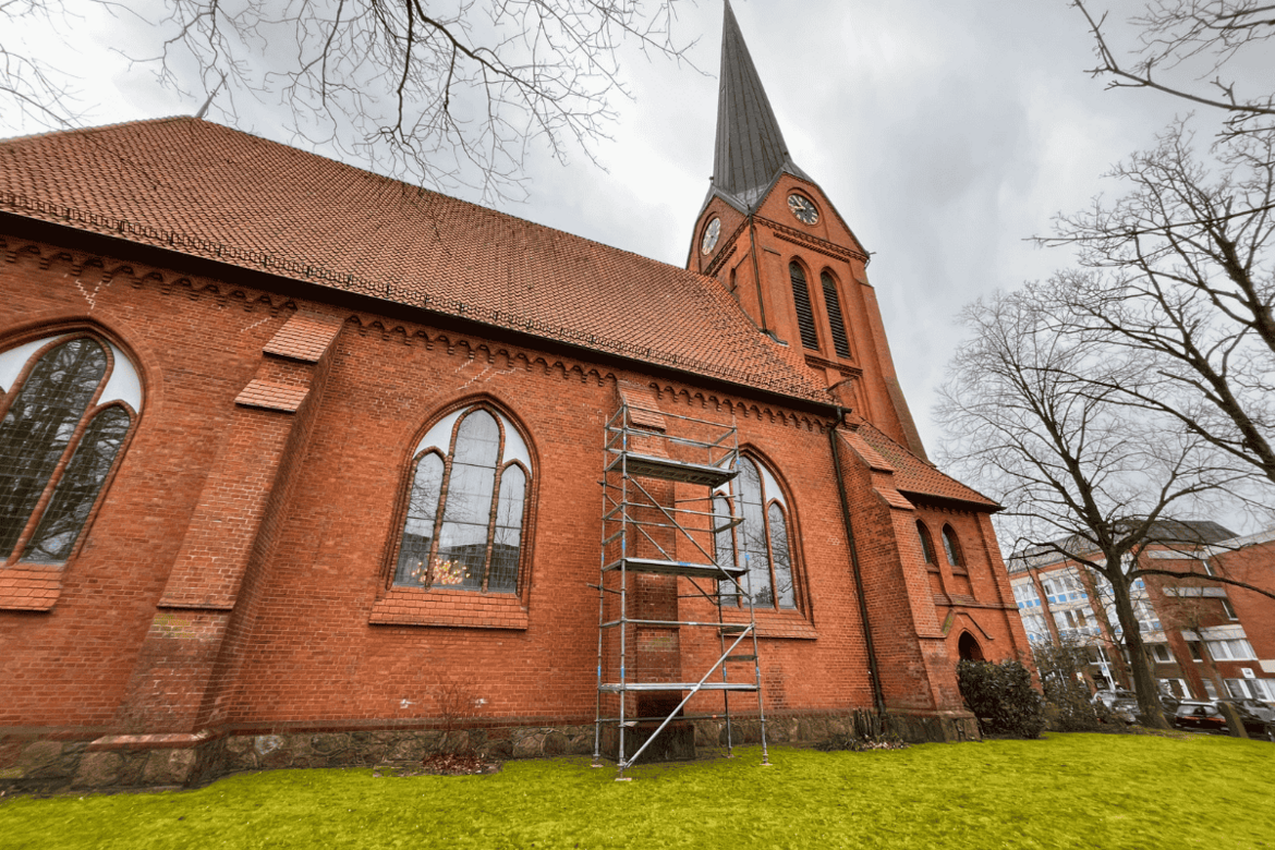 Blick auf eine Kirche mit Gerüst von Außen