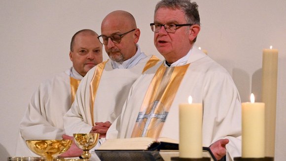 Menschen in einer Kirche