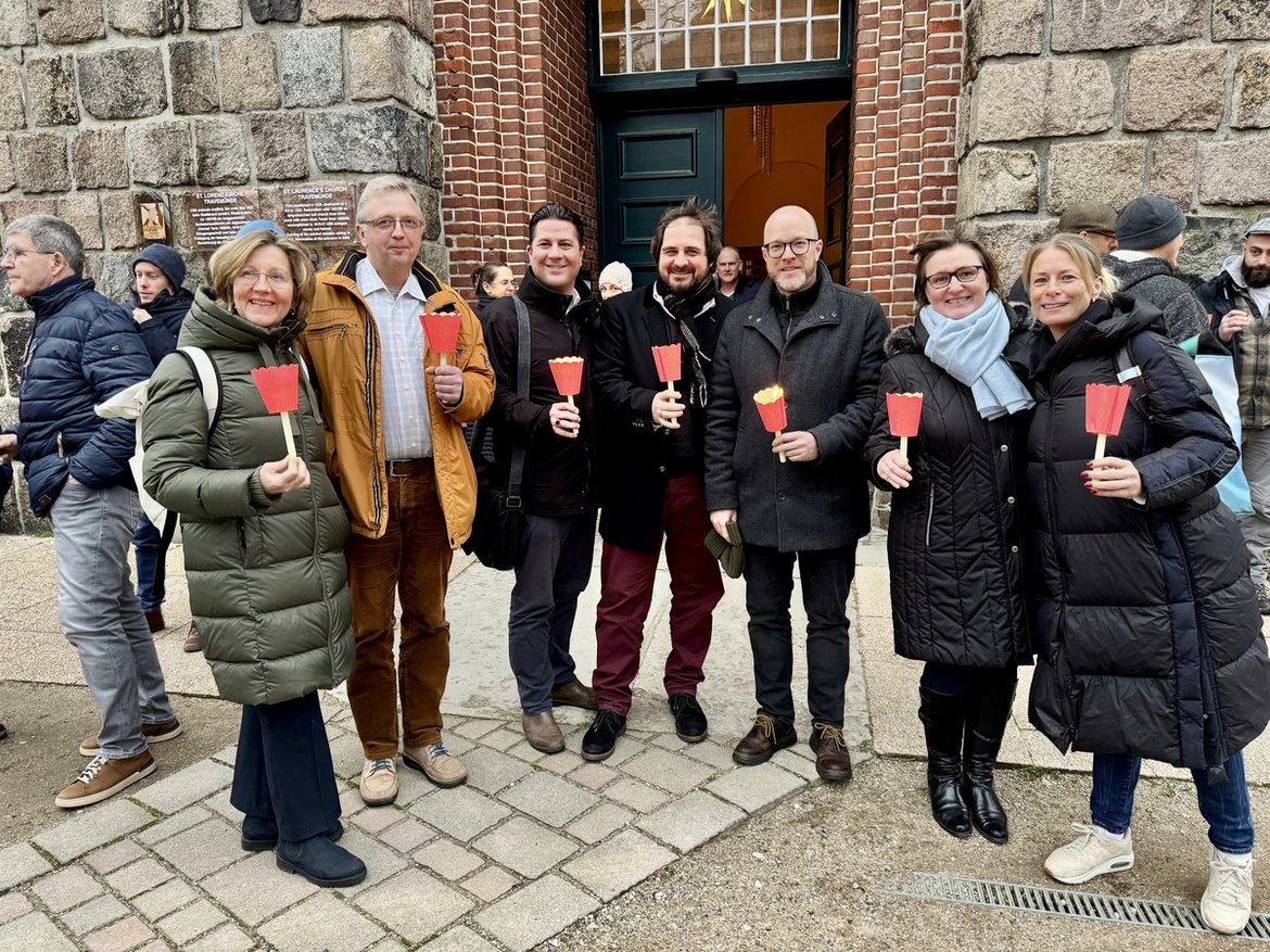 Menschen vor einer Kirche